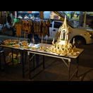 Zu Loi Krathong werden sog. Krathongs angeboten, die mit entzündeten Kerzen und Rächerstäbchen in den Fluss gesetzt werden